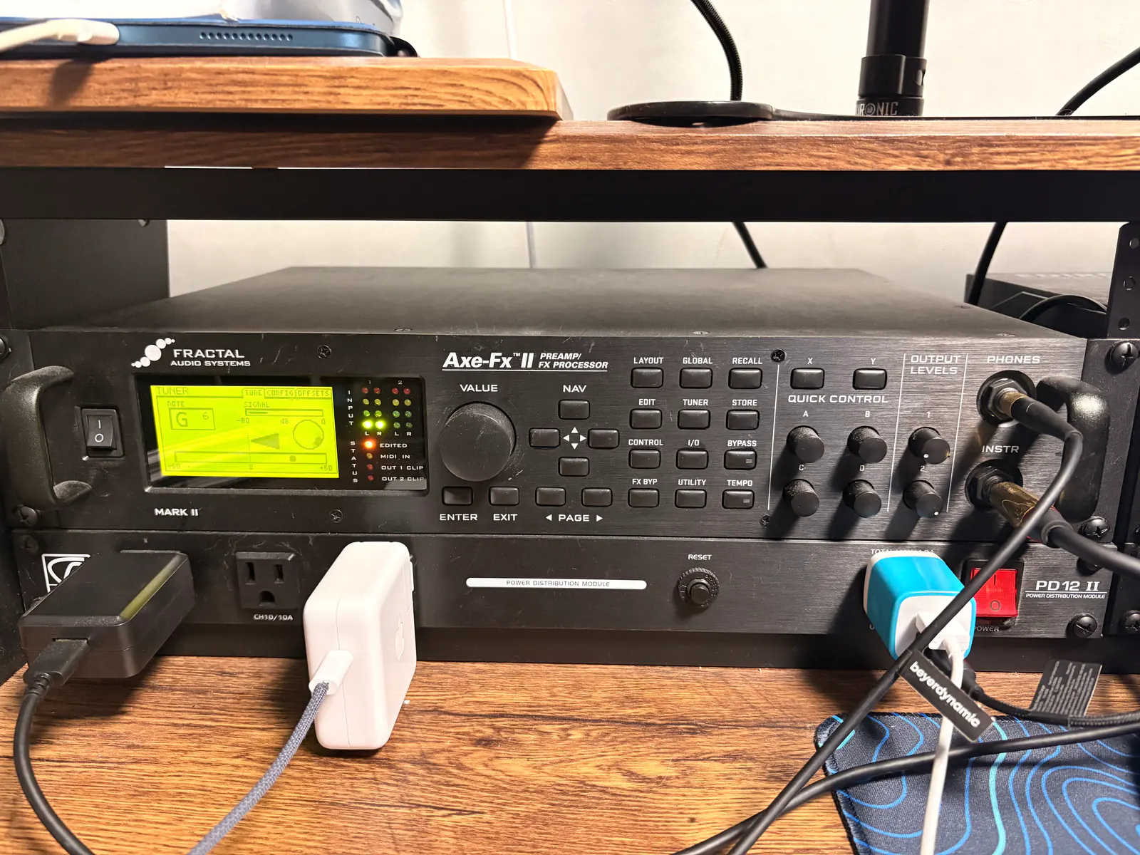 デスク棚の下のラックに収めた Fractal Audio Axe-Fx II MARK II と電源モジュール