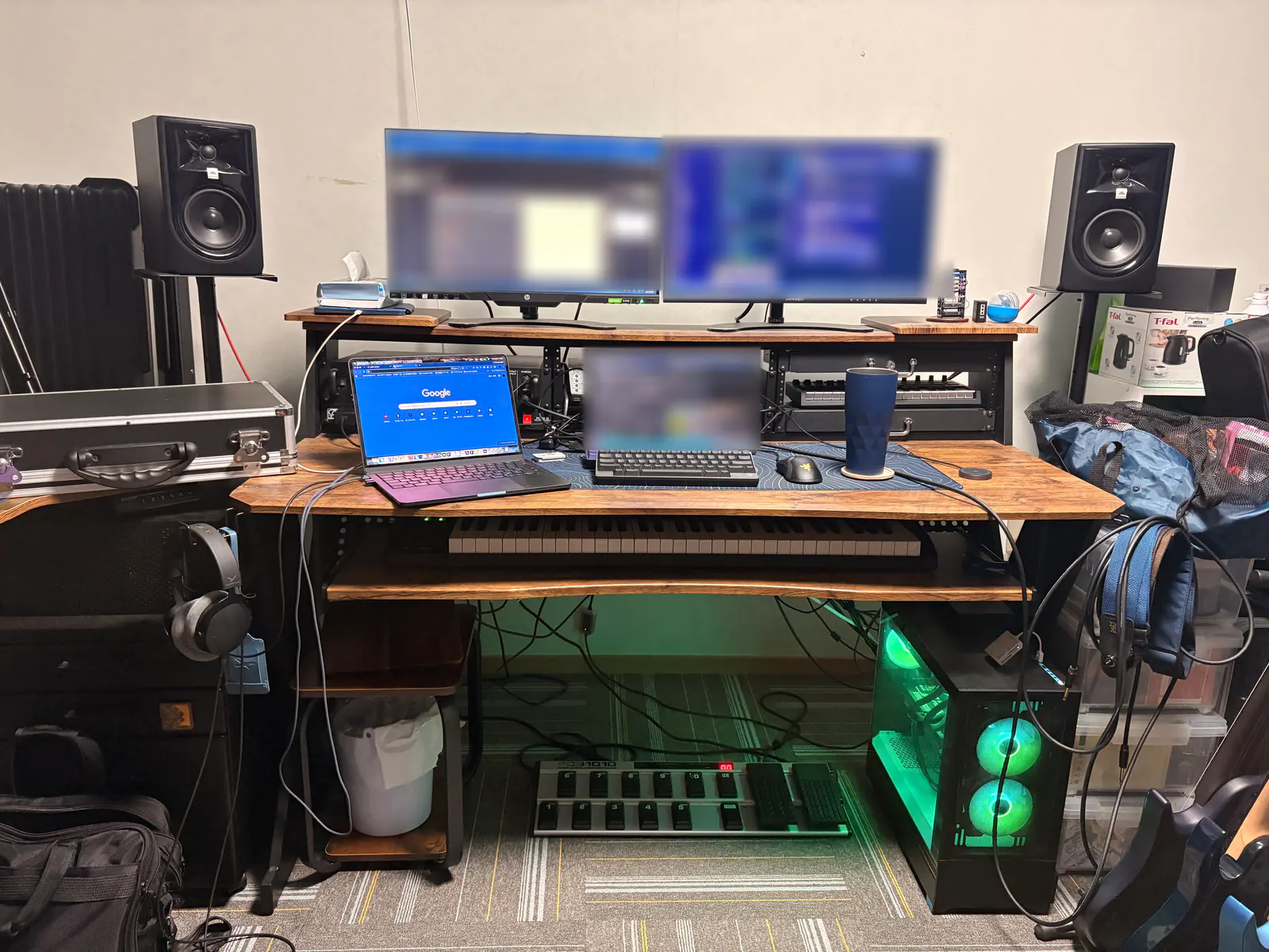 メインデスクの正面。モニター2台とノートPC、両脇にJBLのスピーカー、下段に鍵盤、足元にフットコントローラーとデスクトップPC