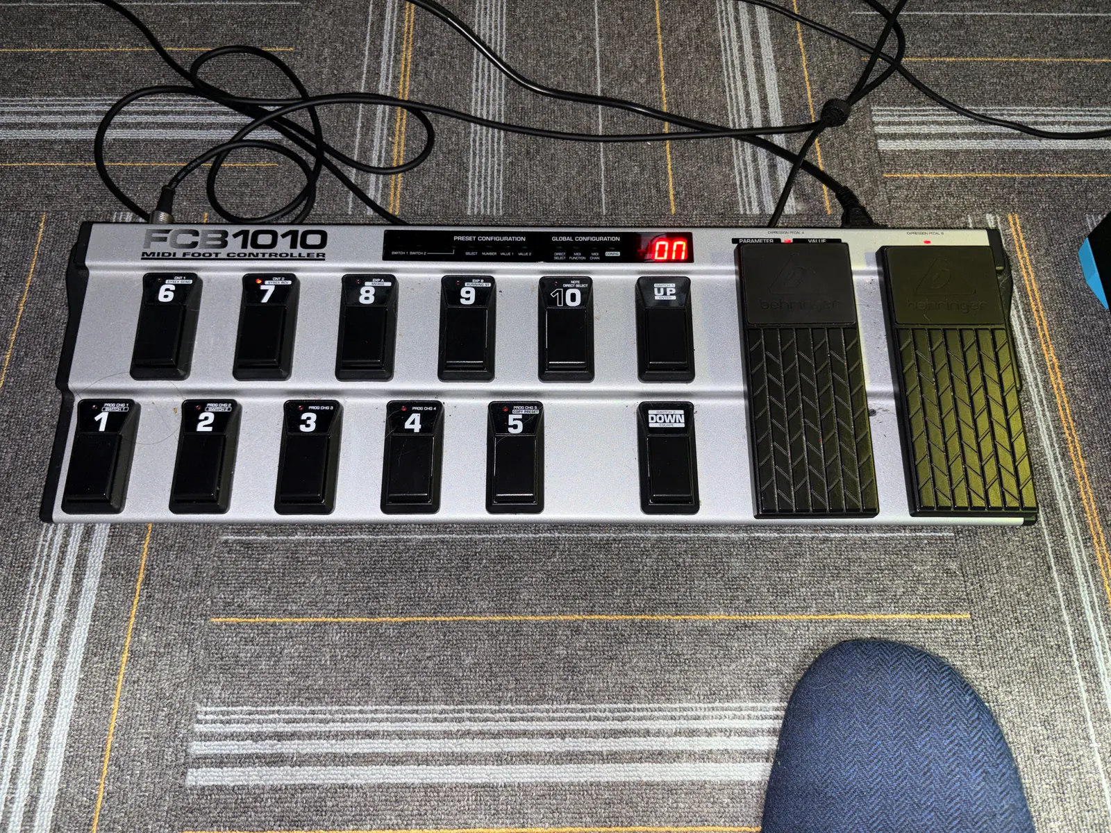 タイルカーペットの上に置いた Behringer FCB1010 MIDI フットコントローラー