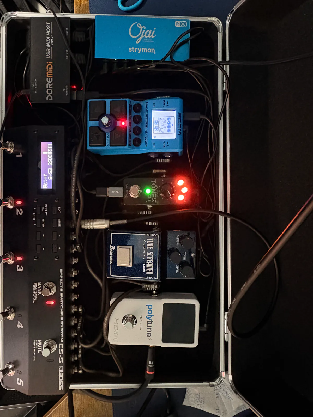 上から見たエフェクターボード。BOSS ES-5、ZOOM MS-70CDR+、TONEX ONE、Ibanez TS808、polytune 3 など
