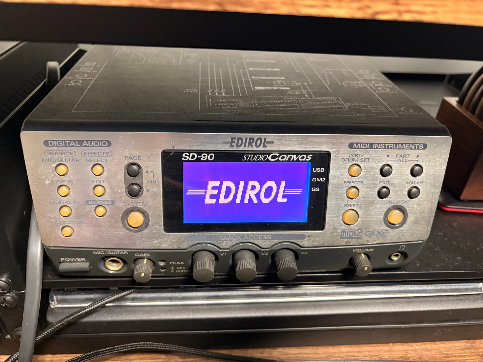 EDIROL SD-90 StudioCanvas 音源モジュール。液晶に EDIROL のロゴ